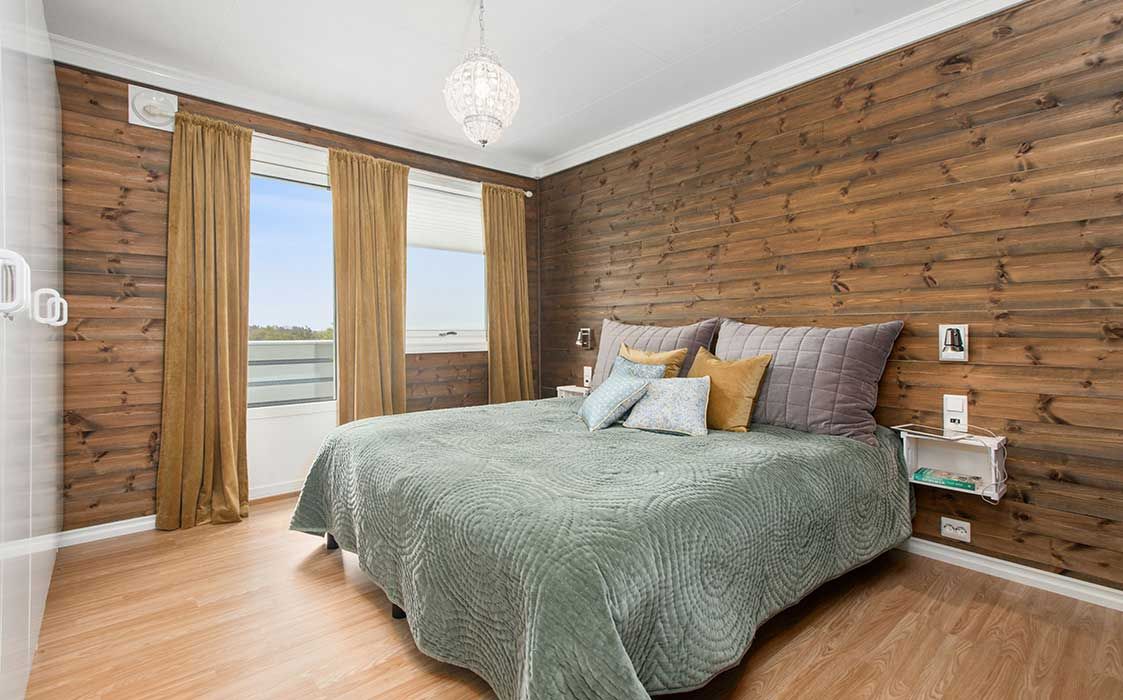 Björn chalet bedroom with timber walls